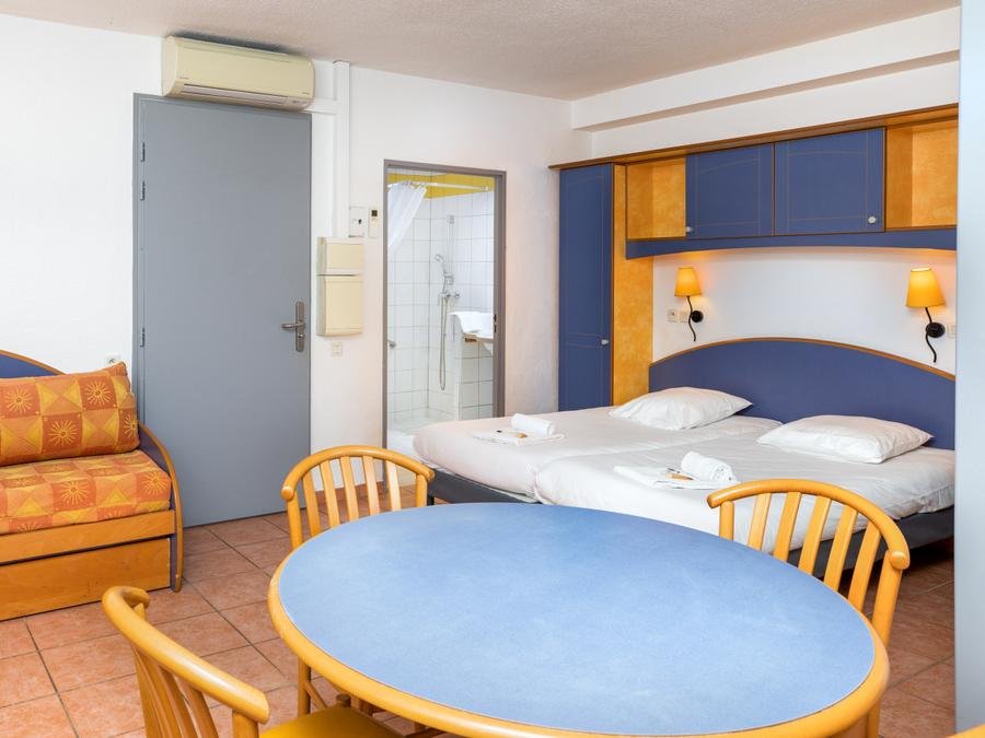 Camping Pas Cher vous présente avec son site Officiel campingpascher.fr, la Résidence SOWELL - Les Chênes Verts classé 3 étoiles, située sur la commune de Saint Raphaël dans le département Var (Provence Alpes Côte D'azur) en France. La résidence SOWELL - Les Chênes Verts, vous présente un hébergement de type studio de 31 m² avec climatisation et télévision. La résidence SOWELL - Les Chênes Verts vous propose du vendredi 25 septembre au vendredi 02 octobre 2026 pour 7 nuits à 630€. Cette location propose 67 dates différentes pour réserver votre séjour. Découvrez également les 6 autres gammes d'hébergements de la résidence. Mer, Piscine extérieure, Aire de jeux enfants, Jet-ski, Ping-pong, Plongée, Pétanque, Randonnée, Terrain multisports, Voile, Bar, Boulangerie, Bureau de tabac,... En savoir plus : cliquez-ICI.