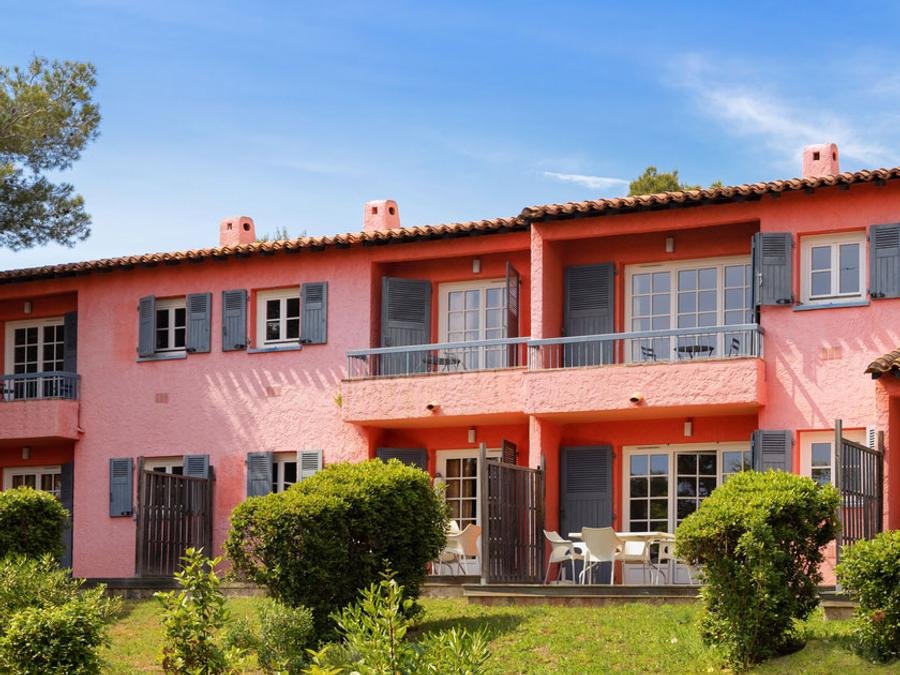Camping Pas Cher vous présente avec son site Officiel campingpascher.fr, la Résidence SOWELL - Les Chênes Verts classé 3 étoiles, située sur la commune de Saint Raphaël dans le département Var (Provence Alpes Côte D'azur) en France. La résidence SOWELL - Les Chênes Verts, vous présente un hébergement de type studio de 31 m² pour 2 personnes avec climatisation. La résidence SOWELL - Les Chênes Verts vous propose du vendredi 25 septembre au vendredi 02 octobre 2026 pour 7 nuits à 560€. Cette location propose 82 dates différentes pour réserver votre séjour. Découvrez également les 6 autres gammes d'hébergements de la résidence. Mer, Piscine extérieure, Aire de jeux enfants, Jet-ski, Ping-pong, Plongée, Pétanque, Randonnée, Terrain multisports, Voile, Bar, Boulangerie, Bureau de tabac,... En savoir plus : cliquez-ICI.