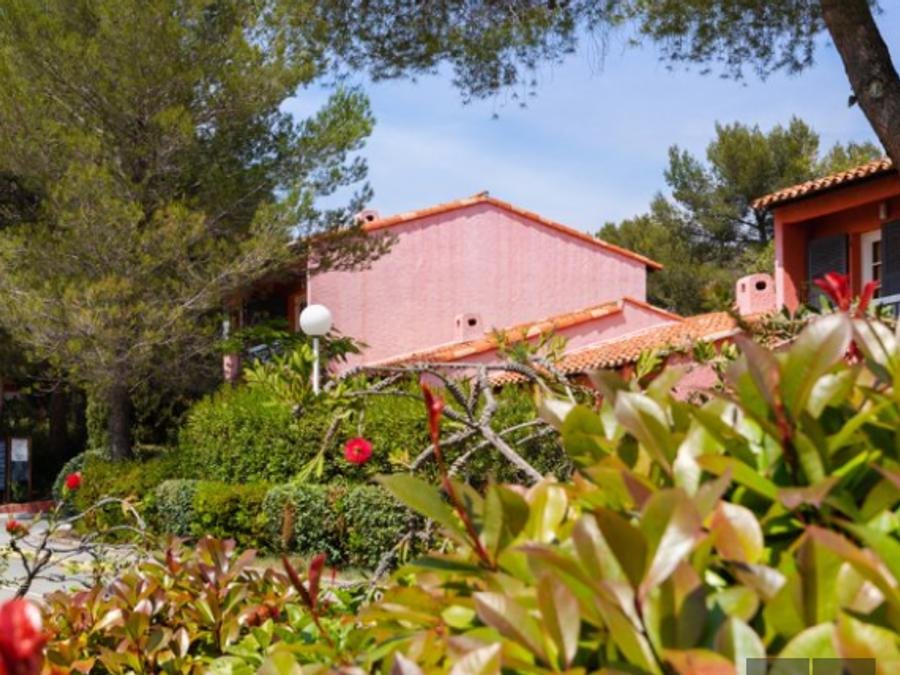 Camping Pas Cher vous présente avec son site Officiel campingpascher.fr, la Résidence SOWELL - Les Chênes Verts classé 3 étoiles, située sur la commune de Saint Raphaël dans le département Var (Provence Alpes Côte D'azur) en France. La résidence SOWELL - Les Chênes Verts, vous présente un hébergement de type studio de 31 m². La résidence SOWELL - Les Chênes Verts vous propose du jeudi 24 septembre au jeudi 01 octobre 2026 pour 7 nuits à 496€. Cette location propose 54 dates différentes pour réserver votre séjour. Découvrez également les 6 autres gammes d'hébergements de la résidence. Mer, Piscine extérieure, Aire de jeux enfants, Jet-ski, Ping-pong, Plongée, Pétanque, Randonnée, Terrain multisports, Voile, Bar, Boulangerie, Bureau de tabac,... En savoir plus : cliquez-ICI.