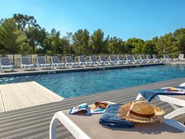 Camping Pas Cher vous présente avec son site Officiel campingpascher.fr, la Résidence SOWELL - Les Chênes Verts classé 3 étoiles, située sur la commune de Saint Raphaël dans le département Var (Provence Alpes Côte D'azur) en France. La résidence SOWELL - Les Chênes Verts, vous présente un hébergement de type studio de 31 m². La résidence SOWELL - Les Chênes Verts vous propose du jeudi 24 septembre au jeudi 01 octobre 2026 pour 7 nuits à 496€. Cette location propose 54 dates différentes pour réserver votre séjour. Découvrez également les 6 autres gammes d'hébergements de la résidence. Mer, Piscine extérieure, Aire de jeux enfants, Jet-ski, Ping-pong, Plongée, Pétanque, Randonnée, Terrain multisports, Voile, Bar, Boulangerie, Bureau de tabac,... En savoir plus : cliquez-ICI.