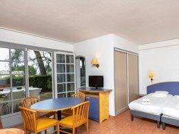 Camping Pas Cher vous présente avec son site Officiel campingpascher.fr, la Résidence SOWELL RESIDENCES Les Chênes Verts classé 3 étoiles, située sur la commune de Saint Raphaël dans le département Var (Provence Alpes Côte D'azur) en France. La résidence SOWELL RESIDENCES Les Chênes Verts, vous présente un hébergement de type studio de 31 m² pour 4 personnes avec climatisation et télévision. La résidence SOWELL RESIDENCES Les Chênes Verts vous propose du vendredi 25 septembre au vendredi 02 octobre 2026 pour 7 nuits à 721€. Cette location propose 137 dates différentes pour réserver votre séjour. Découvrez également les 6 autres gammes d'hébergements de la résidence. Mer, Piscine extérieure, Aire de jeux enfants, Jet-ski, Ping-pong, Plongée, Pétanque, Randonnée, Terrain multisports, Voile, Bar, Boulangerie, Bureau de tabac,... En savoir plus : cliquez-ICI.