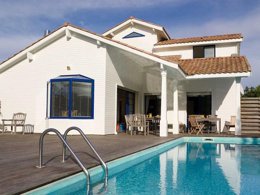 Camping Pas Cher vous présente avec son site Officiel campingpascher.fr, la Résidence Madame Vacances - Villas Club Royal Aquitaine classé 4 étoiles, située sur la commune de Moliets Et Maa dans le département Landes (Aquitaine) en France. La résidence Madame Vacances - Villas Club Royal Aquitaine, vous présente un hébergement de type villa de 85 m² et télévision. La résidence Madame Vacances - Villas Club Royal Aquitaine vous proposeun séjour PAS CHER avec une REMISEdu sam. 20 juin au sam. 27 juin 2026, en promotion à -45% pour 7 nuits à 1243 € au lieu de 2260,0 € soit une Économie de 1017 €. Cette location propose 38 dates différentes pour réserver votre séjour. Découvrez également les 2 autres gammes d'hébergements de la résidence. Piscine extérieure, Canoë-kayak, Centre équestre, Court de tennis, Golf, Surf, Bureau de tabac, Station-service,... En savoir plus : cliquez-ICI.