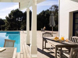 Camping Pas Cher vous présente avec son site Officiel campingpascher.fr, la Résidence Villas Club Royal Aquitaine classé 4 étoiles, située sur la commune de Moliets Et Maa dans le département Landes (Aquitaine) en France. La résidence Villas Club Royal Aquitaine, vous présente un hébergement de type villa de 90 m² et télévision. La résidence Villas Club Royal Aquitaine vous propose du mardi 02 juin au mardi 09 juin 2026, en promotion à -25% pour 7 nuits à 1226,79 € au lieu de 1635,72 € soit une Économie de 408,93 €. Cette location propose 4 dates différentes pour réserver votre séjour. Découvrez également les 2 autres gammes d'hébergements de la résidence. Piscine extérieure, Canoë-kayak, Centre équestre, Court de tennis, Golf, Surf, Bureau de tabac, Station-service,... En savoir plus : cliquez-ICI.