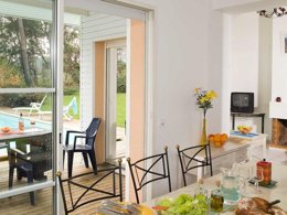 Camping Pas Cher vous présente avec son site Officiel campingpascher.fr, la Résidence Villas Club Royal Aquitaine classé 4 étoiles, située sur la commune de Moliets Et Maa dans le département Landes (Aquitaine) en France. La résidence Villas Club Royal Aquitaine, vous présente un hébergement de type villa de 85 m² et télévision. La résidence Villas Club Royal Aquitaine vous proposeun séjour PAS CHER avec une REMISEdu sam. 17 octobre au sam. 24 octobre 2026, en promotion à -30% pour 7 nuits à 749 € au lieu de 1070,0 € soit une Économie de 321 €. Cette location propose 43 dates différentes pour réserver votre séjour. Découvrez également les 2 autres gammes d'hébergements de la résidence. Piscine extérieure, Canoë-kayak, Centre équestre, Court de tennis, Golf, Surf, Bureau de tabac, Station-service,... En savoir plus : cliquez-ICI.