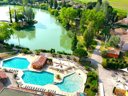 Camping Pas Cher vous présente avec son site Officiel campingpascher.fr, la Résidence SOWELL - Les Mazets classé 2 étoiles, située sur la commune de Arles dans le département Bouches-du-rhône (Provence Alpes Côte D'azur) en France. La résidence SOWELL - Les Mazets, vous présente un hébergement de type appartement de 50 m² pour 6 personnes et télévision. La résidence SOWELL - Les Mazets vous propose du dimanche 04 octobre au dimanche 11 octobre 2026 pour 7 nuits à 501€. Cette location propose 63 dates différentes pour réserver votre séjour. Découvrez également les 2 autres gammes d'hébergements de la résidence. Rivière, Piscine chauffée, Piscine extérieure, Club ados, Club enfants, Aire de jeux enfants, Centre équestre, Court de tennis, Cyclisme, Piscine, Pédalo, Pétanque, Salle de fitness, Terrain de badminton, Terrain de volley-ball, Terrain multisports, Bar,... En savoir plus : cliquez-ICI.