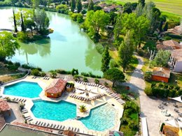 Camping Pas Cher vous présente avec son site Officiel campingpascher.fr, la Résidence SOWELL - Les Mazets classé 2 étoiles, située sur la commune de Arles dans le département Bouches-du-rhône (Provence Alpes Côte D'azur) en France. La résidence SOWELL - Les Mazets, vous présente un hébergement de type appartement de 50 m² pour 6 personnes et télévision. La résidence SOWELL - Les Mazets vous propose du dimanche 04 octobre au dimanche 11 octobre 2026 pour 7 nuits à 501€. Cette location propose 63 dates différentes pour réserver votre séjour. Découvrez également les 2 autres gammes d'hébergements de la résidence. Rivière, Piscine chauffée, Piscine extérieure, Club ados, Club enfants, Aire de jeux enfants, Centre équestre, Court de tennis, Cyclisme, Piscine, Pédalo, Pétanque, Salle de fitness, Terrain de badminton, Terrain de volley-ball, Terrain multisports, Bar,... En savoir plus : cliquez-ICI.