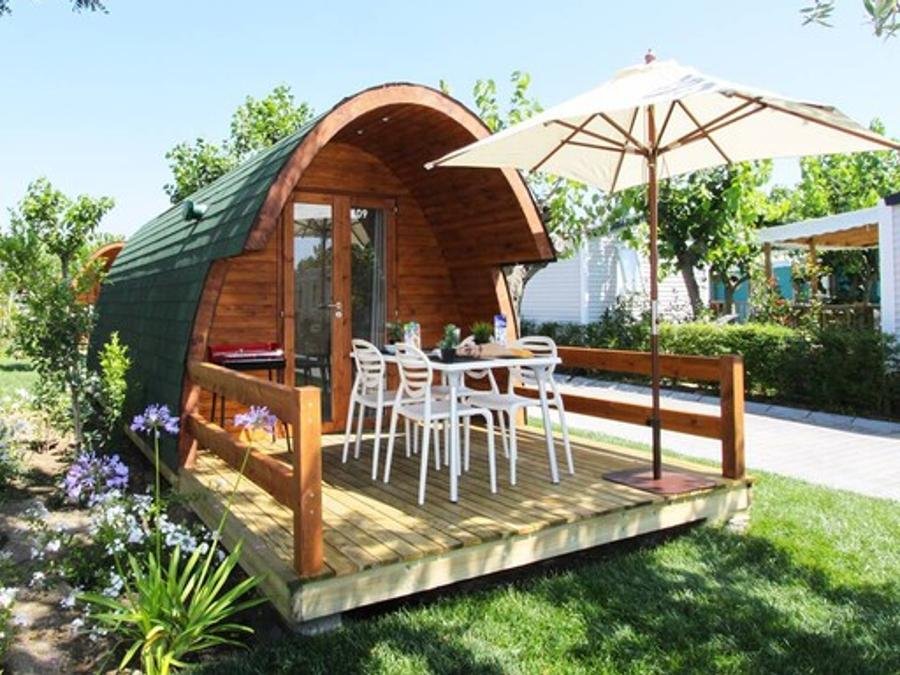 Camping Pas Cher vous présente avec son site Officiel campingpascher.fr, le Camping Joan classé 3 étoiles, situé sur la commune de Cambrils dans le département Tarragone (Catalogne) en Espagne. Le camping Joan vous propose un hébergement de type bungalow pour 4 personnes avec climatisation (télévision). L'établissement vous propose 7 autres types d'hébergements. Découvrez tous nos séjours à petits prix dans la commune et aux alentours de Cambrils du département : Tarragone (Catalogne). Les Avis clients pour le Camping Joan sont excellents avec une note moyenne de 9 sur 10. Mer, Piscine extérieure, Animations familiales, Club enfants, Aire de jeux enfants, Canoë-kayak, Court de tennis, Paddle, Pédalo, Salle de fitness, Bar, Plats à emporter, Supermarché,... En savoir plus : cliquez-ICI.