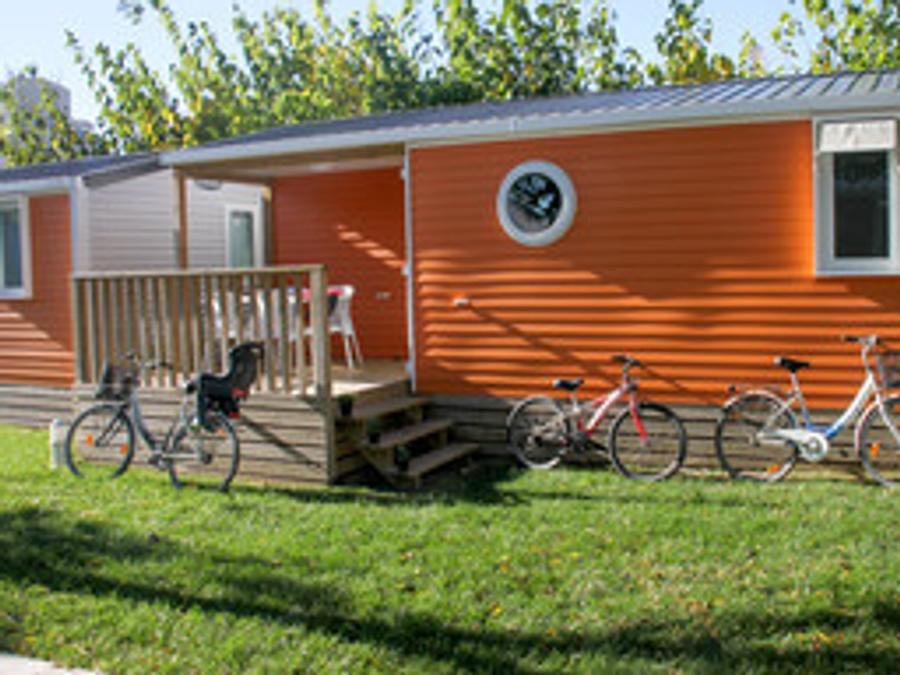 Camping Pas Cher vous présente avec son site Officiel campingpascher.fr, le Camping Joan classé 3 étoiles, situé sur la commune de Cambrils dans le département Tarragone (Catalogne) en Espagne. Le camping Joan vous propose un hébergement de type mobil-home pour 6 personnes avec climatisation (télévision). L'établissement vous propose 7 autres types d'hébergements. Découvrez tous nos séjours à petits prix dans la commune et aux alentours de Cambrils du département : Tarragone (Catalogne). Les Avis clients pour le Camping Joan sont excellents avec une note moyenne de 9 sur 10. Mer, Piscine extérieure, Animations familiales, Club enfants, Aire de jeux enfants, Canoë-kayak, Court de tennis, Paddle, Pédalo, Salle de fitness, Bar, Plats à emporter, Supermarché,... En savoir plus : cliquez-ICI.