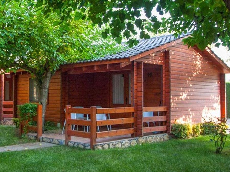 Camping Pas Cher vous présente avec son site Officiel campingpascher.fr, le Camping Joan classé 3 étoiles, situé sur la commune de Cambrils dans le département Tarragone (Catalogne) en Espagne. Le camping Joan vous propose un hébergement de type chalet pour 1 personne avec climatisation (télévision). L'établissement vous propose 9 autres types d'hébergements. Découvrez tous nos séjours à petits prix dans la commune et aux alentours de Cambrils du département : Tarragone (Catalogne). Les Avis clients pour le Camping Joan sont excellents avec une note moyenne de 9 sur 10. Mer, Piscine extérieure, Animations familiales, Club enfants, Aire de jeux enfants, Canoë-kayak, Court de tennis, Paddle, Pédalo, Salle de fitness, Bar, Plats à emporter, Supermarché,... En savoir plus : cliquez-ICI.
