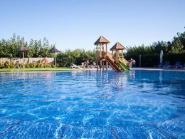 Camping Pas Cher vous présente avec son site Officiel campingpascher.fr, le Camping Joan classé 3 étoiles, situé sur la commune de Cambrils dans le département Tarragone (Catalogne) en Espagne. Le camping Joan vous propose un hébergement de type chalet pour 1 personne avec climatisation (télévision). L'établissement vous propose 9 autres types d'hébergements. Découvrez tous nos séjours à petits prix dans la commune et aux alentours de Cambrils du département : Tarragone (Catalogne). Les Avis clients pour le Camping Joan sont excellents avec une note moyenne de 9 sur 10. Mer, Piscine extérieure, Animations familiales, Club enfants, Aire de jeux enfants, Canoë-kayak, Court de tennis, Paddle, Pédalo, Salle de fitness, Bar, Plats à emporter, Supermarché,... En savoir plus : cliquez-ICI.