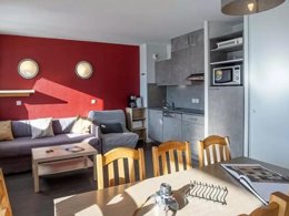 Camping Pas Cher vous présente avec son site Officiel campingpascher.fr, la Résidence Les Terrasses De Véret classé 3 étoiles, située sur la commune de Araches dans le département Haute-savoie (Rhône Alpes) en France. La résidence Les Terrasses De Véret vous propose un hébergement de type appartement de 45 m² (télévision). Cet hébergement propose plus de 60 dates différentes pour réserver ! Pour dévouvrir la période la moins chère, consultez la rubrique 'Tarifs' et sélectionnez votre mois de départ. L'établissement vous propose 6 autres types d'hébergements. Découvrez tous nos séjours à petits prix dans la commune et aux alentours de Araches du département : Haute-savoie (Rhône Alpes). Les Avis clients pour la Résidence Les Terrasses De Véret sont excellents avec une note moyenne de 8 sur 10. Piscine chauffée, Piscine couverte, Court de tennis, Ping-pong, Pétanque, Structure gonflable enfants, Terrain de badminton, Trampoline, Bar, Supermarché,... En savoir plus : cliquez-ICI.