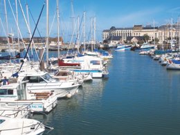 Camping Pas Cher vous présente avec son site Officiel campingpascher.fr, la Résidence SOWELL - Le Port, située sur la commune de Trouville Sur Mer dans le département Calvados (Basse Normandie) en France. La résidence SOWELL - Le Port, vous présente un hébergement de type appartement de 44 m² pour 2 personnes et télévision. La résidence SOWELL - Le Port vous propose du mardi 03 novembre au mardi 10 novembre 2026 pour 7 nuits à 1060€. Cette location propose 59 dates différentes pour réserver votre séjour. Découvrez également les 3 autres gammes d'hébergements de la résidence. Les Avis clients pour la Résidence SOWELL - Le Port sont de 5 sur 10. Piscine chauffée, Piscine couverte, Paddle, Surf, Dépôt de pain,... En savoir plus : cliquez-ICI.