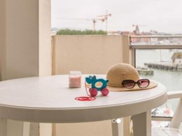 Camping Pas Cher vous présente avec son site Officiel campingpascher.fr, la Résidence SOWELL Résidences Le Port, située sur la commune de Trouville Sur Mer dans le département Calvados (Basse Normandie) en France. La résidence SOWELL Résidences Le Port, vous présente un hébergement de type studio de 25 m² pour 4 personnes et télévision. La résidence SOWELL Résidences Le Port vous propose du dimanche 25 octobre au dimanche 01 novembre 2026 pour 7 nuits à 607€. Cette location propose 311 dates différentes pour réserver votre séjour. Découvrez également les 3 autres gammes d'hébergements de la résidence. Les Avis clients pour la Résidence SOWELL Résidences Le Port sont de 5 sur 10. Piscine chauffée, Piscine couverte, Paddle, Surf, Dépôt de pain,... En savoir plus : cliquez-ICI.