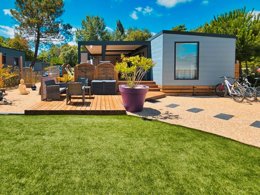 Camping Pas Cher vous présente avec son site Officiel campingpascher.fr, le Camping Ecolodges Domaine De La Forêt classé 3 étoiles, situé sur la commune de Les Mathes-la Palmyre dans le département Charente-maritime (Poitou Charentes) en France. Le camping Ecolodges Domaine De La Forêt, vous présente un hébergement de type mobil-home de 40 m² avec climatisation et télévision. Le camping Ecolodges Domaine De La Forêt vous propose du sam. 22 août au sam. 29 août 2026 pour 7 nuits à 998.75€. Cette location propose 3 dates différentes pour réserver votre séjour. Découvrez également les 7 autres gammes d'hébergements du camping. Les Avis clients pour le Camping Ecolodges Domaine De La Forêt sont excellents avec une note moyenne de 9 sur 10. Piscine chauffée, Piscine couverte, Aire de jeux enfants, Golf, Pétanque, Supermarché,... En savoir plus : cliquez-ICI.