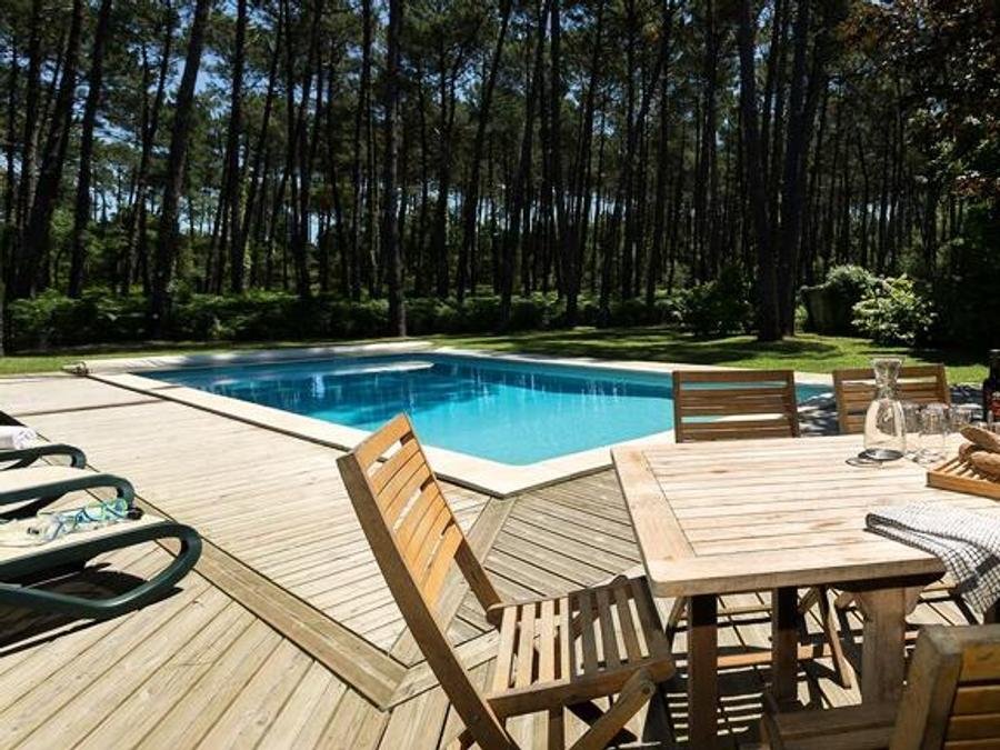 Camping Pas Cher vous présente avec son site Officiel campingpascher.fr, la Résidence Madame Vacances - Villas La Clairière Aux Chevreuils, située sur la commune de Moliets Et Maa dans le département Landes (Aquitaine) en France. La résidence Madame Vacances - Villas La Clairière Aux Chevreuils, vous présente un hébergement de type villa de 150 m² et télévision. La résidence Madame Vacances - Villas La Clairière Aux Chevreuils vous propose du sam. 10 octobre au sam. 17 octobre 2026, en promotion à -25% pour 7 nuits à 1192,50 € au lieu de 1590,0 € soit une Économie de 397,50 €. Cette location propose 11 dates différentes pour réserver votre séjour. Découvrez également les 5 autres gammes d'hébergements de la résidence. Piscine extérieure, Canoë-kayak, Court de tennis, Cyclisme, Paddle, Randonnée, Surf, Bar, Boulangerie, Supermarché,... En savoir plus : cliquez-ICI.