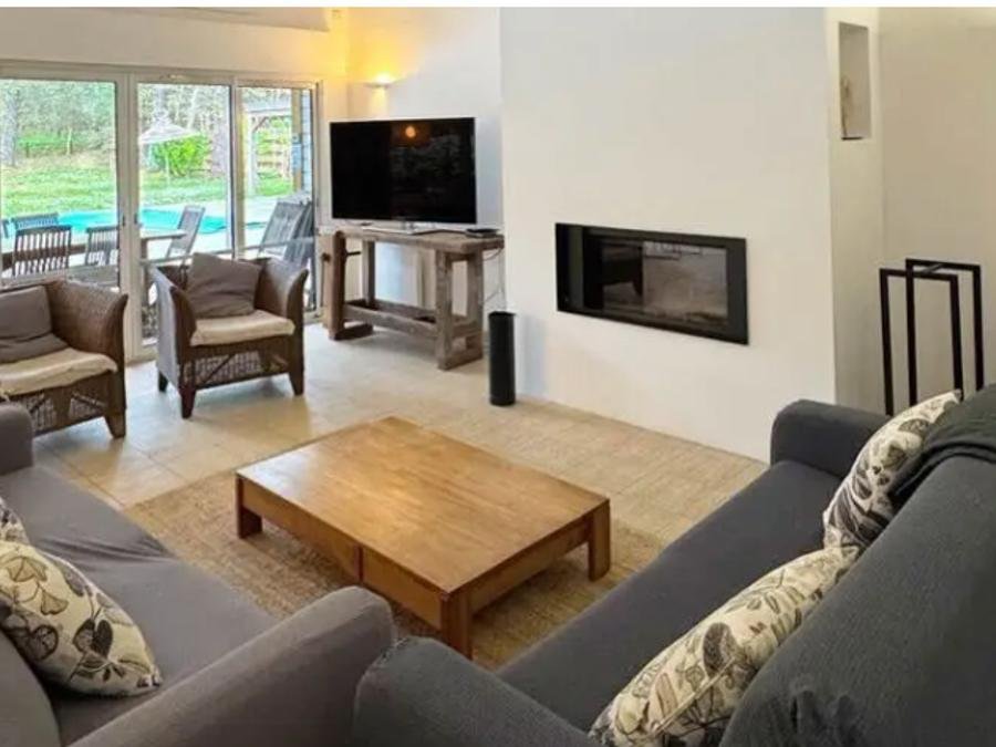 Camping Pas Cher vous présente avec son site Officiel campingpascher.fr, la Résidence Madame Vacances - Villas La Clairière Aux Chevreuils, située sur la commune de Moliets Et Maa dans le département Landes (Aquitaine) en France. La résidence Madame Vacances - Villas La Clairière Aux Chevreuils, vous présente un hébergement de type villa de 145 m² et télévision. La résidence Madame Vacances - Villas La Clairière Aux Chevreuils vous propose du sam. 10 octobre au sam. 17 octobre 2026, en promotion à -25% pour 7 nuits à 1095 € au lieu de 1460,0 € soit une Économie de 365 €. Cette location propose 14 dates différentes pour réserver votre séjour. Découvrez également les 5 autres gammes d'hébergements de la résidence. Piscine extérieure, Canoë-kayak, Court de tennis, Cyclisme, Paddle, Randonnée, Surf, Bar, Boulangerie, Supermarché,... En savoir plus : cliquez-ICI.