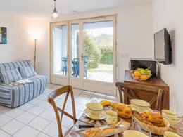 Camping Pas Cher vous présente avec son site Officiel campingpascher.fr, la Résidence Les Rives Marines classé 3 étoiles, située sur la commune de Le Teich dans le département Gironde (Aquitaine) en France. La résidence Les Rives Marines, vous présente un hébergement de type studio de 27 m² pour 3 personnes et télévision. La résidence Les Rives Marines vous proposeun séjour PAS CHER avec une REMISEdu sam. 13 décembre au sam. 20 décembre 2025 avec une PROMO de DERNIÈRE MINUTE, en promotion à -50% pour 7 nuits à 164,50 € au lieu de 329,0 € soit une Économie de 164,50 €. Cette location propose 267 dates différentes pour réserver votre séjour. Découvrez également les 5 autres gammes d'hébergements de la résidence. Les Avis clients pour la Résidence Les Rives Marines sont de 7 sur 10. MerRivière, Piscine chauffée, Piscine extérieure, Canoë-kayak, Centre équestre, Cyclisme, Golf, Paddle, Ping-pong, Pétanque, Randonnée, Voile, Dépôt de pain, Pizzeria, Supermarché, Épicerie,... En savoir plus : cliquez-ICI.