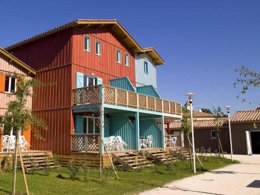 Camping Pas Cher vous présente avec son site Officiel campingpascher.fr, la Résidence Les Rives Marines classé 3 étoiles, située sur la commune de Le Teich dans le département Gironde (Aquitaine) en France. La résidence Les Rives Marines, vous présente un hébergement de type appartement de 37 m² pour 5 personnes et télévision. La résidence Les Rives Marines vous proposeun séjour PAS CHER avec une REMISEdu sam. 13 décembre au sam. 20 décembre 2025 avec une PROMO de DERNIÈRE MINUTE, en promotion à -50% pour 7 nuits à 199,50 € au lieu de 399,0 € soit une Économie de 199,50 €. Cette location propose 267 dates différentes pour réserver votre séjour. Découvrez également les 5 autres gammes d'hébergements de la résidence. Les Avis clients pour la Résidence Les Rives Marines sont de 7 sur 10. MerRivière, Piscine chauffée, Piscine extérieure, Canoë-kayak, Centre équestre, Cyclisme, Golf, Paddle, Ping-pong, Pétanque, Randonnée, Voile, Dépôt de pain, Pizzeria, Supermarché, Épicerie,... En savoir plus : cliquez-ICI.