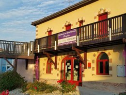 Camping Pas Cher vous présente avec son site Officiel campingpascher.fr, la Résidence Les Rives Marines classé 3 étoiles, située sur la commune de Le Teich dans le département Gironde (Aquitaine) en France. La résidence Les Rives Marines, vous présente un hébergement de type studio de 27 m² pour 3 personnes et télévision. La résidence Les Rives Marines vous proposeun séjour PAS CHER avec une REMISEdu sam. 13 décembre au sam. 20 décembre 2025 avec une PROMO de DERNIÈRE MINUTE, en promotion à -50% pour 7 nuits à 164,50 € au lieu de 329,0 € soit une Économie de 164,50 €. Cette location propose 267 dates différentes pour réserver votre séjour. Découvrez également les 5 autres gammes d'hébergements de la résidence. Les Avis clients pour la Résidence Les Rives Marines sont de 7 sur 10. MerRivière, Piscine chauffée, Piscine extérieure, Canoë-kayak, Centre équestre, Cyclisme, Golf, Paddle, Ping-pong, Pétanque, Randonnée, Voile, Dépôt de pain, Pizzeria, Supermarché, Épicerie,... En savoir plus : cliquez-ICI.