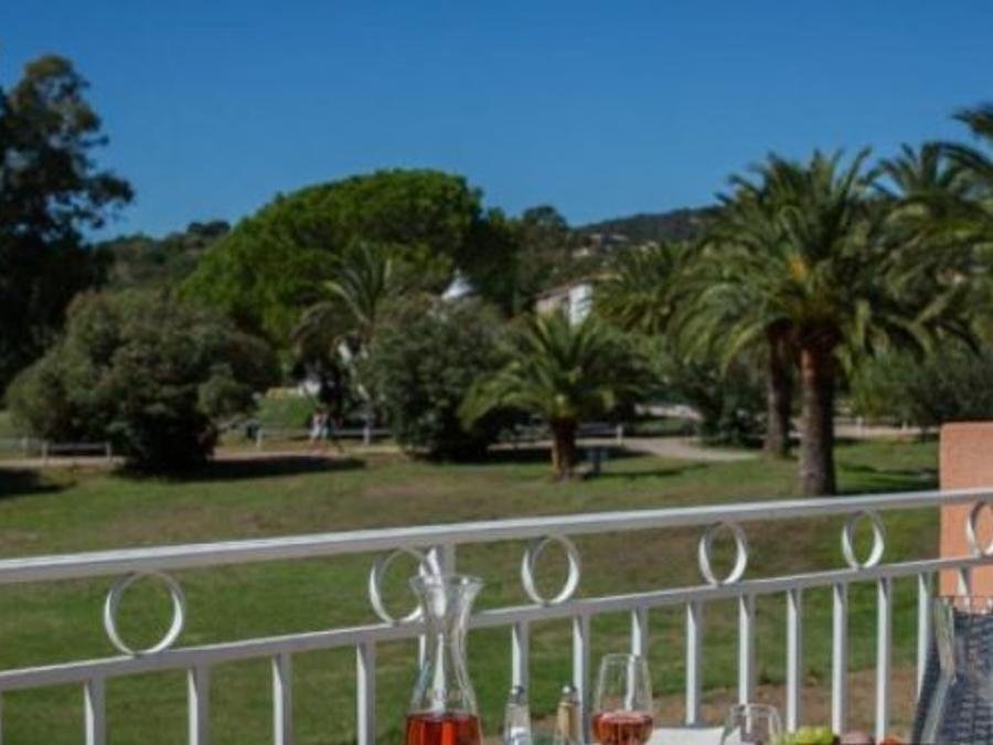 Camping Pas Cher vous présente avec son site Officiel campingpascher.fr, la Résidence SOWELL - Les Perles De Saint Tropez classé 4 étoiles, située sur la commune de Grimaud dans le département Var (Provence Alpes Côte D'azur) en France. La résidence SOWELL - Les Perles De Saint Tropez, vous présente un hébergement de type studio de 23 m² avec climatisation et télévision. La résidence SOWELL - Les Perles De Saint Tropez vous propose du lundi 19 octobre au lundi 26 octobre 2026 pour 7 nuits à 593€. Cette location propose 87 dates différentes pour réserver votre séjour. Découvrez également les 5 autres gammes d'hébergements de la résidence. Mer, Piscine extérieure, Centre équestre, Court de tennis, Cyclisme, Golf, Jet-ski, Location de bateaux, Planche à voile, Plongée, Randonnée, Ski nautique, Bar,... En savoir plus : cliquez-ICI.