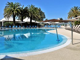 Camping Pas Cher vous présente avec son site Officiel campingpascher.fr, la Résidence SOWELL - Les Perles De Saint Tropez classé 4 étoiles, située sur la commune de Grimaud dans le département Var (Provence Alpes Côte D'azur) en France. La résidence SOWELL - Les Perles De Saint Tropez, vous présente un hébergement de type studio de 23 m² avec climatisation et télévision. La résidence SOWELL - Les Perles De Saint Tropez vous propose du lundi 19 octobre au lundi 26 octobre 2026 pour 7 nuits à 593€. Cette location propose 87 dates différentes pour réserver votre séjour. Découvrez également les 5 autres gammes d'hébergements de la résidence. Mer, Piscine extérieure, Centre équestre, Court de tennis, Cyclisme, Golf, Jet-ski, Location de bateaux, Planche à voile, Plongée, Randonnée, Ski nautique, Bar,... En savoir plus : cliquez-ICI.