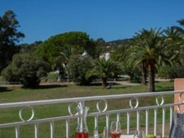 Camping Pas Cher vous présente avec son site Officiel campingpascher.fr, la Résidence SOWELL RESIDENCES Les Perles De Saint Tropez classé 4 étoiles, située sur la commune de Grimaud dans le département Var (Provence Alpes Côte D'azur) en France. La résidence SOWELL RESIDENCES Les Perles De Saint Tropez, vous présente un hébergement de type studio de 23 m² avec climatisation et télévision. La résidence SOWELL RESIDENCES Les Perles De Saint Tropez vous propose du dimanche 25 octobre au dimanche 01 novembre 2026 pour 7 nuits à 539€. Cette location propose 151 dates différentes pour réserver votre séjour. Découvrez également les 5 autres gammes d'hébergements de la résidence. Mer, Piscine extérieure, Centre équestre, Court de tennis, Cyclisme, Golf, Jet-ski, Location de bateaux, Planche à voile, Plongée, Randonnée, Ski nautique, Bar,... En savoir plus : cliquez-ICI.