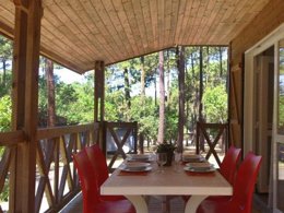 Camping Pas Cher vous présente avec son site Officiel campingpascher.fr, le Village vacances VVF Villages - Les Plages Des Landes - Moliets-et-Maa classé 3 étoiles, situé sur la commune de Moliets Et Maa dans le département Landes (Aquitaine) en France. Le village vacances VVF Villages - Les Plages Des Landes - Moliets-et-Maa, vous présente un hébergement de type chalet de 30 m² pour 5 personnes. Le village vacances VVF Villages - Les Plages Des Landes - Moliets-et-Maa vous propose du dimanche 03 mai au dimanche 10 mai 2026, en promotion à -14% pour 7 nuits à 423,30 € au lieu de 498,0 € soit une Économie de 74,70 €. Cette location propose 90 dates différentes pour réserver votre séjour. Découvrez également les 3 autres gammes d'hébergements du village vacances. Les Avis clients pour le Village vacances VVF Villages - Les Plages Des Landes - Moliets-et-Maa sont excellents avec une note moyenne de 9 sur 10. Piscine chauffée, Piscine extérieure, Club ados, Club enfants, Aire de jeux enfants, Canoë-kayak, Golf, Paddle, Ping-pong, Pétanque, Structure gonflable enfants, Surf, Terrain de volley-ball, Bar, Restaurant,... En savoir plus : cliquez-ICI.