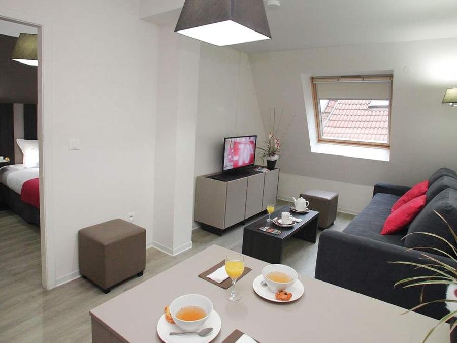 Camping Pas Cher vous présente avec son site Officiel campingpascher.fr, la Résidence Appart'hôtel Odalys - Strasbourg Centre Les Halles classé 4 étoiles, située sur la commune de Strasbourg dans le département Bas-rhin (Alsace) en France. La résidence Appart'hôtel Odalys - Strasbourg Centre Les Halles, vous présente un hébergement de type appartement de 29 m² pour 2 personnes avec climatisation et télévision. La résidence Appart'hôtel Odalys - Strasbourg Centre Les Halles vous propose du sam. 31 octobre au sam. 07 novembre 2026, en promotion à -20% pour 7 nuits à 674,40 € au lieu de 843,0 € soit une Économie de 168,60 €. Cette location propose 20 dates différentes pour réserver votre séjour. Découvrez également les 2 autres gammes d'hébergements de la résidence. Les Avis clients pour la Résidence Appart'hôtel Odalys - Strasbourg Centre Les Halles sont de 7 sur 10. Piscine couverte, Boulangerie, Buffet, Bureau de tabac,... En savoir plus : cliquez-ICI.