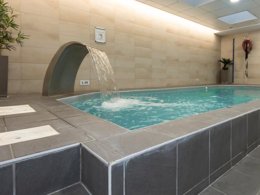 Camping Pas Cher vous présente avec son site Officiel campingpascher.fr, la Résidence Appart'hôtel Odalys - Strasbourg Centre Les Halles classé 4 étoiles, située sur la commune de Strasbourg dans le département Bas-rhin (Alsace) en France. La résidence Appart'hôtel Odalys - Strasbourg Centre Les Halles, vous présente un hébergement de type studio de 18 m² pour 2 personnes avec climatisation et télévision. La résidence Appart'hôtel Odalys - Strasbourg Centre Les Halles vous propose du sam. 31 octobre au sam. 07 novembre 2026, en promotion à -20% pour 7 nuits à 598,40 € au lieu de 748,0 € soit une Économie de 149,60 €. Cette location propose 18 dates différentes pour réserver votre séjour. Découvrez également les 2 autres gammes d'hébergements de la résidence. Les Avis clients pour la Résidence Appart'hôtel Odalys - Strasbourg Centre Les Halles sont de 7 sur 10. Piscine couverte, Boulangerie, Buffet, Bureau de tabac,... En savoir plus : cliquez-ICI.