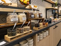 Camping Pas Cher vous présente avec son site Officiel campingpascher.fr, la Résidence Appart'hôtel Odalys Green Marsh classé 4 étoiles, située sur la commune de Strasbourg dans le département Bas-rhin (Alsace) en France. La résidence Appart'hôtel Odalys Green Marsh, vous présente un hébergement de type appartement de 29 m² pour 2 personnes avec climatisation et télévision. La résidence Appart'hôtel Odalys Green Marsh vous propose du dimanche 04 janvier au dimanche 11 janvier 2026, en promotion à -20% pour 7 nuits à 670,40 € au lieu de 838,0 € soit une Économie de 167,60 €. Cette location propose 85 dates différentes pour réserver votre séjour. Découvrez également les 2 autres gammes d'hébergements de la résidence. Les Avis clients pour la Résidence Appart'hôtel Odalys Green Marsh sont de 7 sur 10. Piscine couverte, Boulangerie, Buffet, Bureau de tabac,... En savoir plus : cliquez-ICI.