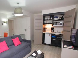 Camping Pas Cher vous présente avec son site Officiel campingpascher.fr, la Résidence Appart'hôtel Odalys Green Marsh classé 4 étoiles, située sur la commune de Strasbourg dans le département Bas-rhin (Alsace) en France. La résidence Appart'hôtel Odalys Green Marsh, vous présente un hébergement de type studio de 18 m² pour 2 personnes avec climatisation et télévision. La résidence Appart'hôtel Odalys Green Marsh vous propose du sam. 10 janvier au sam. 17 janvier 2026, en promotion à -20% pour 7 nuits à 598,40 € au lieu de 748,0 € soit une Économie de 149,60 €. Cette location propose 87 dates différentes pour réserver votre séjour. Découvrez également les 2 autres gammes d'hébergements de la résidence. Les Avis clients pour la Résidence Appart'hôtel Odalys Green Marsh sont de 7 sur 10. Piscine couverte, Boulangerie, Buffet, Bureau de tabac,... En savoir plus : cliquez-ICI.