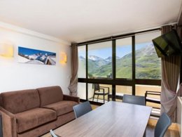 Camping Pas Cher vous présente avec son site Officiel campingpascher.fr, la Résidence SOWELL RésidencesLe Crêt Voland - Les Ménuires classé 4 étoiles, située sur la commune de Les Menuires dans le département Savoie (Rhône Alpes) en France. La résidence SOWELL Résidences Le Crêt Voland - Les Ménuires, vous présente un hébergement de type appartement de 25 m² et télévision. La résidence SOWELL Résidences Le Crêt Voland - Les Ménuires vous propose du dimanche 23 août au dimanche 30 août 2026 pour 7 nuits à 801€. Cette location propose 60 dates différentes pour réserver votre séjour. Découvrez également les 5 autres gammes d'hébergements de la résidence. Piscine couverte, Ping-pong, Randonnée, Salle de fitness, Trampoline,... En savoir plus : cliquez-ICI.