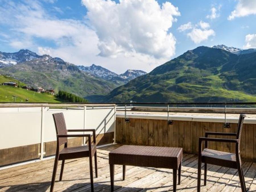 Camping Pas Cher vous présente avec son site Officiel campingpascher.fr, la Résidence SOWELL - Pierre Blanche - Les Ménuires classé 4 étoiles, située sur la commune de Les Menuires dans le département Savoie (Rhône Alpes) en France. La résidence SOWELL - Pierre Blanche - Les Ménuires, vous présente un hébergement de type studio de 20 m² pour 2 personnes et télévision. La résidence SOWELL - Pierre Blanche - Les Ménuires vous propose du dimanche 05 juillet au dimanche 12 juillet 2026 pour 7 nuits à 469€. Cette location propose 49 dates différentes pour réserver votre séjour. Découvrez également les 6 autres gammes d'hébergements de la résidence. Rivière, Piscine couverte, Cyclisme, Ping-pong, Randonnée, Salle de fitness, Terrain multisports,... En savoir plus : cliquez-ICI.