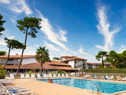 Camping Pas Cher vous présente avec son site Officiel campingpascher.fr, la Résidence SOWELL - Family Pignada Plage classé 3 étoiles, située sur la commune de Soustons dans le département Landes (Aquitaine) en France. La résidence SOWELL - Family Pignada Plage vous propose un hébergement de type appartement de 30 m² pour 6 personnes (télévision). L'établissement vous propose 7 autres types d'hébergements. Découvrez tous nos séjours à petits prix dans la commune et aux alentours de Soustons du département : Landes (Aquitaine). Piscine extérieure, Canoë-kayak, Centre équestre, Court de tennis, Cyclisme, Golf, Ping-pong, Planche à voile, Pétanque, Randonnée, Surf, Voile, Bar, Plats à emporter, Épicerie,... En savoir plus : cliquez-ICI.
