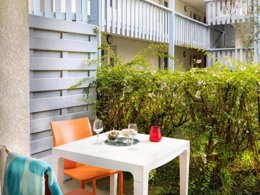 Camping Pas Cher vous présente avec son site Officiel campingpascher.fr, la Résidence SOWELL Family Pignada Plage classé 3 étoiles, située sur la commune de Soustons dans le département Landes (Aquitaine) en France. La résidence SOWELL Family Pignada Plage, vous présente un hébergement de type appartement de 30 m² et télévision. La résidence SOWELL Family Pignada Plage vous propose du lundi 14 septembre au lundi 21 septembre 2026 pour 7 nuits à 553€. Cette location propose 109 dates différentes pour réserver votre séjour. Découvrez également les 7 autres gammes d'hébergements de la résidence. Piscine extérieure, Canoë-kayak, Centre équestre, Court de tennis, Cyclisme, Golf, Ping-pong, Planche à voile, Pétanque, Randonnée, Surf, Voile, Bar, Plats à emporter, Épicerie,... En savoir plus : cliquez-ICI.