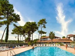 Camping Pas Cher vous présente avec son site Officiel campingpascher.fr, la Résidence SOWELL Family Pignada Plage classé 3 étoiles, située sur la commune de Soustons dans le département Landes (Aquitaine) en France. La résidence SOWELL Family Pignada Plage, vous présente un hébergement de type appartement de 42 m² pour 2 personnes et télévision. La résidence SOWELL Family Pignada Plage vous propose du sam. 19 septembre au sam. 26 septembre 2026 pour 7 nuits à 1141€. Cette location propose 37 dates différentes pour réserver votre séjour. Découvrez également les 7 autres gammes d'hébergements de la résidence. Piscine extérieure, Canoë-kayak, Centre équestre, Court de tennis, Cyclisme, Golf, Ping-pong, Planche à voile, Pétanque, Randonnée, Surf, Voile, Bar, Plats à emporter, Épicerie,... En savoir plus : cliquez-ICI.