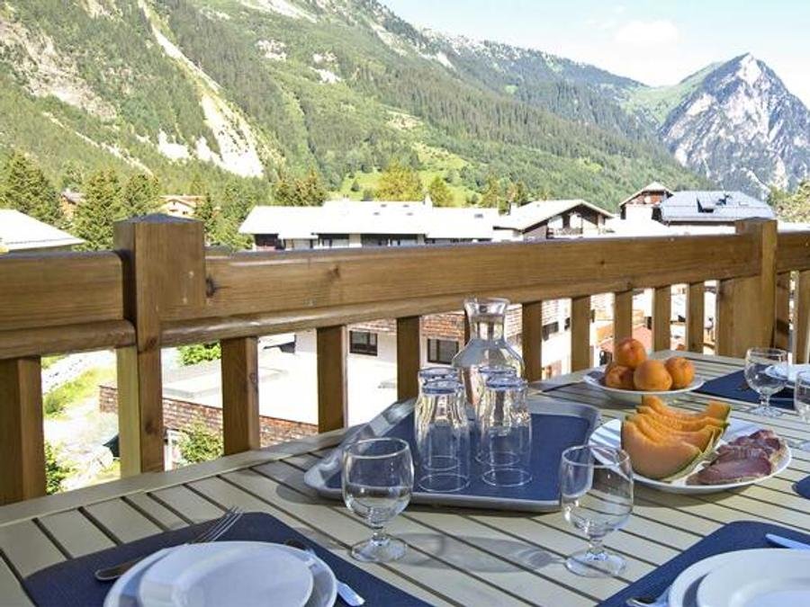 Camping Pas Cher vous présente avec son site Officiel campingpascher.fr, la Résidence Madame Vacances - Les Jardins De La Vanoise classé 4 étoiles, située sur la commune de Pralognan La Vanoise dans le département Savoie (Rhône Alpes) en France. La résidence Madame Vacances - Les Jardins De La Vanoise vous propose un hébergement de type appartement de 41 m² (télévision). Cet hébergement propose plus de 89 dates différentes pour réserver ! Pour dévouvrir la période la moins chère, consultez la rubrique 'Tarifs' et sélectionnez votre mois de départ. L'établissement vous propose 10 autres types d'hébergements. Découvrez tous nos séjours à petits prix dans la commune et aux alentours de Pralognan La Vanoise du département : Savoie (Rhône Alpes). Piscine couverte, Canoë-kayak, Court de tennis, Golf, Randonnée, Boulangerie, Bureau de tabac,... En savoir plus : cliquez-ICI.