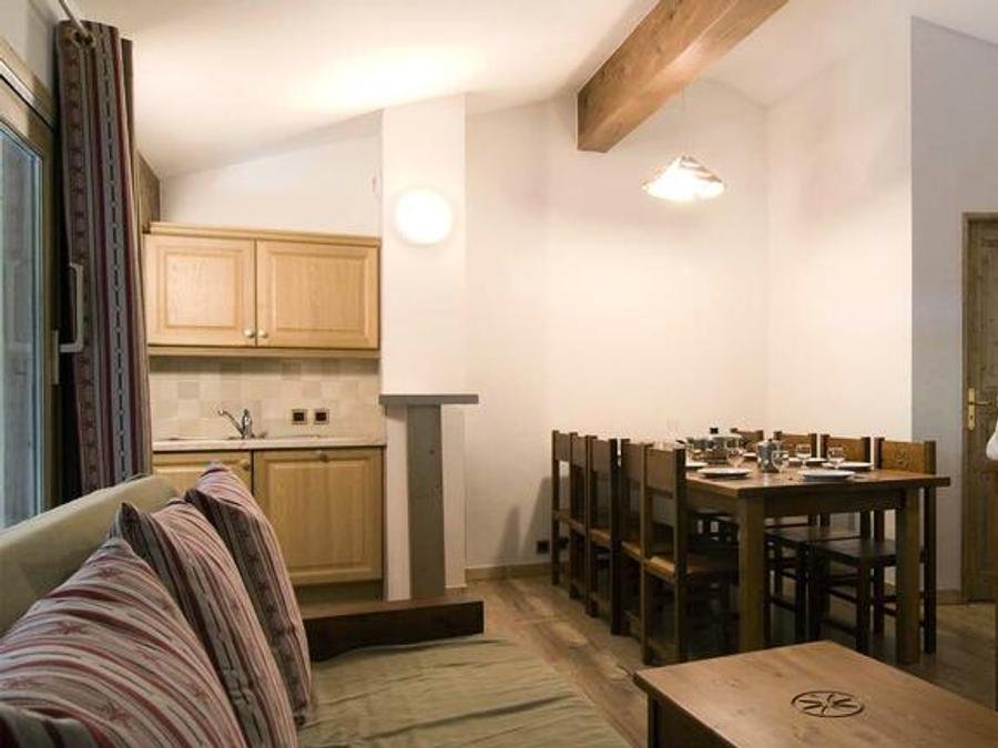 Camping Pas Cher vous présente avec son site Officiel campingpascher.fr, la Résidence Madame Vacances - Les Jardins De La Vanoise classé 4 étoiles, située sur la commune de Pralognan La Vanoise dans le département Savoie (Rhône Alpes) en France. La résidence Madame Vacances - Les Jardins De La Vanoise, vous présente un hébergement de type appartement de 57 m² et télévision. La résidence Madame Vacances - Les Jardins De La Vanoise vous proposeun séjour PAS CHER avec une REMISEdu sam. 05 septembre au sam. 12 septembre 2026, en promotion à -40% pour 7 nuits à 467,40 € au lieu de 779,0 € soit une Économie de 311,60 €. Cette location propose 72 dates différentes pour réserver votre séjour. Découvrez également les 10 autres gammes d'hébergements de la résidence. Piscine couverte, Canoë-kayak, Court de tennis, Golf, Randonnée, Boulangerie, Bureau de tabac,... En savoir plus : cliquez-ICI.
