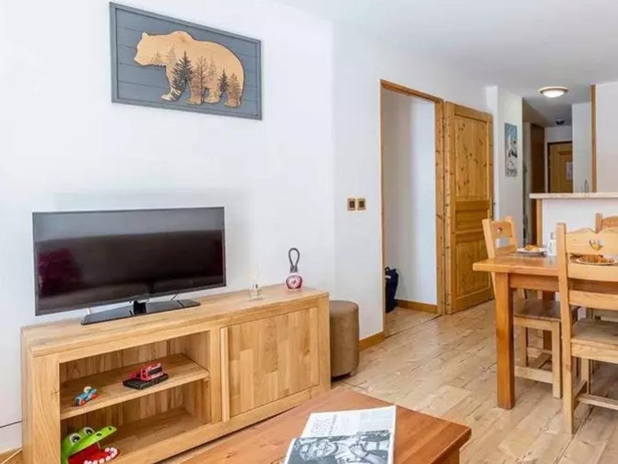 Camping Pas Cher vous présente avec son site Officiel campingpascher.fr, la Résidence Madame Vacances - Les Jardins De La Vanoise classé 4 étoiles, située sur la commune de Pralognan La Vanoise dans le département Savoie (Rhône Alpes) en France. La résidence Madame Vacances - Les Jardins De La Vanoise, vous présente un hébergement de type appartement de 57 m² et télévision. La résidence Madame Vacances - Les Jardins De La Vanoise vous proposeun séjour PAS CHER avec une REMISEdu sam. 05 septembre au sam. 12 septembre 2026, en promotion à -40% pour 7 nuits à 437,40 € au lieu de 729,0 € soit une Économie de 291,60 €. Cette location propose 47 dates différentes pour réserver votre séjour. Découvrez également les 10 autres gammes d'hébergements de la résidence. Piscine couverte, Canoë-kayak, Court de tennis, Golf, Randonnée, Boulangerie, Bureau de tabac,... En savoir plus : cliquez-ICI.