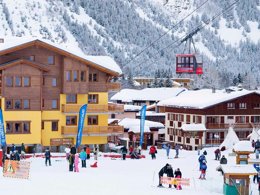 Camping Pas Cher vous présente avec son site Officiel campingpascher.fr, la Résidence Les Jardins De La Vanoise classé 4 étoiles, située sur la commune de Pralognan La Vanoise dans le département Savoie (Rhône Alpes) en France. La résidence Les Jardins De La Vanoise, vous présente un hébergement de type appartement de 79 m² et télévision. La résidence Les Jardins De La Vanoise vous proposeun séjour PAS CHER avec une REMISEdu sam. 23 mai au sam. 30 mai 2026, en promotion à -35% pour 7 nuits à 454,35 € au lieu de 699,0 € soit une Économie de 244,65 €. Cette location propose 76 dates différentes pour réserver votre séjour. Découvrez également les 10 autres gammes d'hébergements de la résidence. Piscine couverte, Canoë-kayak, Court de tennis, Golf, Randonnée, Boulangerie, Bureau de tabac,... En savoir plus : cliquez-ICI.