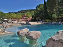 Camping Pas Cher vous présente avec son site Officiel campingpascher.fr, la Résidence SOWELL Family Le Vallon classé 3 étoiles, située sur la commune de Grospierres dans le département Ardèche (Rhône Alpes) en France. La résidence SOWELL Family Le Vallon vous propose un hébergement de type studio de 30 m² avec climatisation (télévision). L'établissement vous propose 5 autres types d'hébergements. Découvrez tous nos séjours à petits prix dans la commune et aux alentours de Grospierres du département : Ardèche (Rhône Alpes). Piscine extérieure, Animations familiales, Club enfants, Aire de jeux enfants, Baby-foot, Canoë-kayak, Centre équestre, Court de tennis, Flipper, Paddle, Ping-pong, Piscine, Randonnée, Terrain de beach-volley, Terrain de football, Terrain multisports, Bar,... En savoir plus : cliquez-ICI.