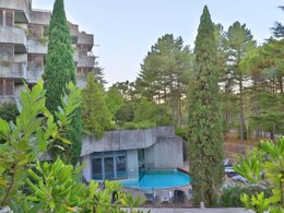 Camping Pas Cher vous présente avec son site Officiel campingpascher.fr, la Résidence SOWELL Family Le Vallon classé 3 étoiles, située sur la commune de Grospierres dans le département Ardèche (Rhône Alpes) en France. La résidence SOWELL Family Le Vallon vous propose un hébergement de type studio de 25 m² avec climatisation (télévision). L'établissement vous propose 5 autres types d'hébergements. Découvrez tous nos séjours à petits prix dans la commune et aux alentours de Grospierres du département : Ardèche (Rhône Alpes). Piscine extérieure, Animations familiales, Club enfants, Aire de jeux enfants, Baby-foot, Canoë-kayak, Centre équestre, Court de tennis, Flipper, Paddle, Ping-pong, Piscine, Randonnée, Terrain de beach-volley, Terrain de football, Terrain multisports, Bar,... En savoir plus : cliquez-ICI.