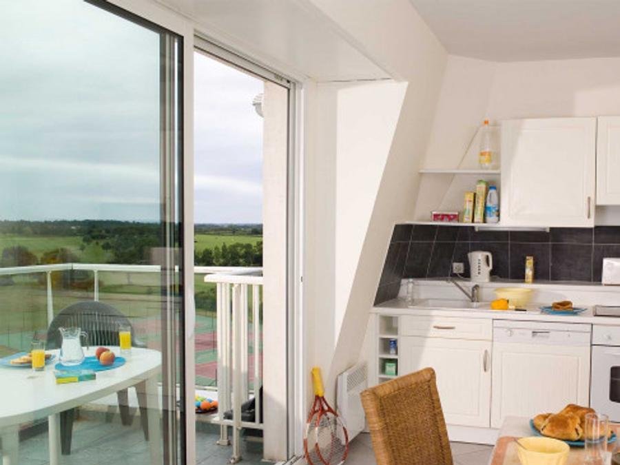 Camping Pas Cher vous présente avec son site Officiel campingpascher.fr, la Résidence Le Domaine Des Fontenelles : Appartements classé 3 étoiles, située sur la commune de L'aiguillon Sur Vie dans le département Vendée (Pays De La Loire) en France. La résidence Le Domaine Des Fontenelles : Appartements, vous présente un hébergement de type appartement de 56 m² pour 4 personnes et télévision. La résidence Le Domaine Des Fontenelles : Appartements vous proposeun séjour PAS CHER avec une REMISEdu lundi 08 juin au lundi 15 juin 2026, en promotion à -40% pour 7 nuits à 302,83 € au lieu de 504,72 € soit une Économie de 201,89 €. Cette location propose 112 dates différentes pour réserver votre séjour. Découvrez également les 3 autres gammes d'hébergements de la résidence. Les Avis clients pour la Résidence Le Domaine Des Fontenelles : Appartements sont excellents avec une note moyenne de 8 sur 10. Mer, Piscine extérieure, Cyclisme, Golf, Pétanque, Surf, Voile, kiteSurf, Boulangerie, Dépôt de pain, Pizzeria, Supermarché,... En savoir plus : cliquez-ICI.