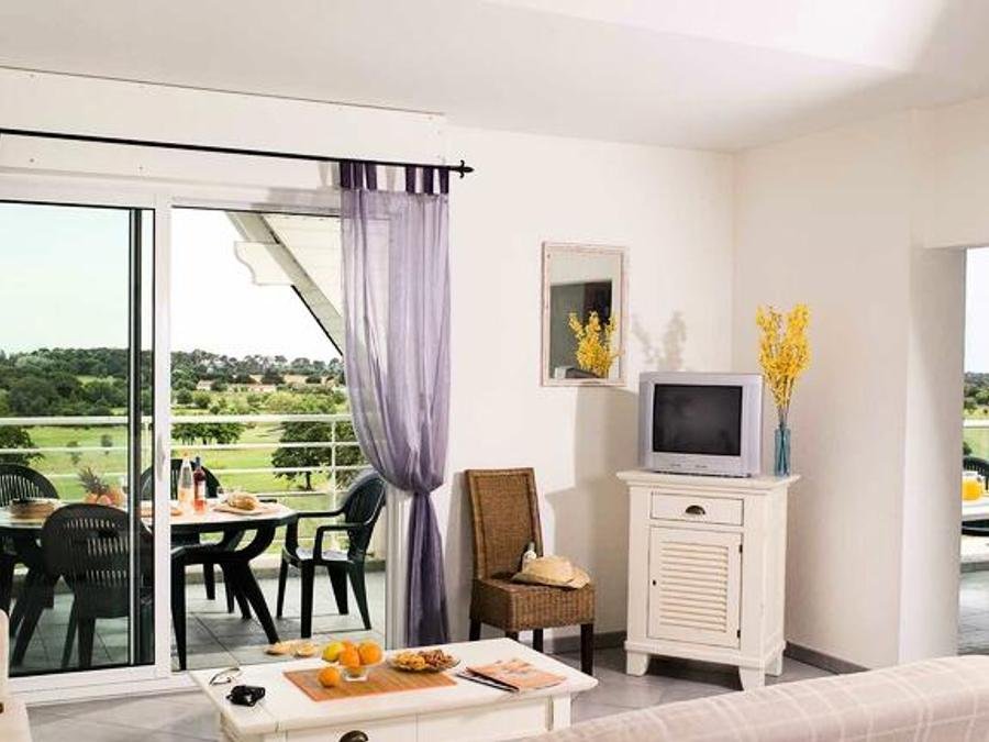 Camping Pas Cher vous présente avec son site Officiel campingpascher.fr, la Résidence Le Domaine Des Fontenelles : Appartements classé 3 étoiles, située sur la commune de L'aiguillon Sur Vie dans le département Vendée (Pays De La Loire) en France. La résidence Le Domaine Des Fontenelles : Appartements, vous présente un hébergement de type appartement de 60 m² pour 6 personnes et télévision. La résidence Le Domaine Des Fontenelles : Appartements vous proposeun séjour PAS CHER avec une REMISEdu vendredi 05 juin au vendredi 12 juin 2026 avec une PROMO de DERNIÈRE MINUTE, en promotion à -40% pour 7 nuits à 311,40 € au lieu de 519,0 € soit une Économie de 207,60 €. Cette location propose 51 dates différentes pour réserver votre séjour. Découvrez également les 3 autres gammes d'hébergements de la résidence. Les Avis clients pour la Résidence Le Domaine Des Fontenelles : Appartements sont excellents avec une note moyenne de 8 sur 10. Mer, Piscine extérieure, Cyclisme, Golf, Pétanque, Surf, Voile, kiteSurf, Boulangerie, Dépôt de pain, Pizzeria, Supermarché,... En savoir plus : cliquez-ICI.