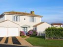 Camping Pas Cher vous présente avec son site Officiel campingpascher.fr, la Résidence Le Domaine Des Fontenelles : Maisons, située sur la commune de L'aiguillon Sur Vie dans le département Vendée (Pays De La Loire) en France. La résidence Le Domaine Des Fontenelles : Maisons, vous présente un hébergement de type maison. La résidence Le Domaine Des Fontenelles : Maisons vous propose du sam. 06 juin au sam. 13 juin 2026, en promotion à -5% pour 7 nuits à 873,05 € au lieu de 919,0 € soit une Économie de 45,95 €. Cette location propose 13 dates différentes pour réserver votre séjour. Découvrez également les 1 autres gammes d'hébergements de la résidence. Centre équestre, Cyclisme, Ping-pong, Pétanque, Surf, Supermarché,... En savoir plus : cliquez-ICI.