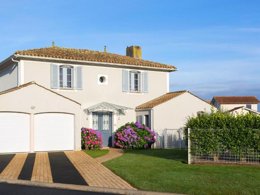 Camping Pas Cher vous présente avec son site Officiel campingpascher.fr, la Résidence Le Domaine Des Fontenelles : Maisons, située sur la commune de L'aiguillon Sur Vie dans le département Vendée (Pays De La Loire) en France. La résidence Le Domaine Des Fontenelles : Maisons, vous présente un hébergement de type maison. La résidence Le Domaine Des Fontenelles : Maisons vous propose du sam. 06 juin au sam. 13 juin 2026, en promotion à -5% pour 7 nuits à 873,05 € au lieu de 919,0 € soit une Économie de 45,95 €. Cette location propose 13 dates différentes pour réserver votre séjour. Découvrez également les 1 autres gammes d'hébergements de la résidence. Centre équestre, Cyclisme, Ping-pong, Pétanque, Surf, Supermarché,... En savoir plus : cliquez-ICI.