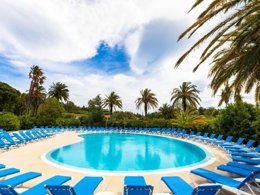 Camping Pas Cher vous présente avec son site Officiel campingpascher.fr, la Résidence SOWELL Family Port Grimaud classé 4 étoiles, située sur la commune de Port Grimaud dans le département Var (Provence Alpes Côte D'azur) en France. La résidence SOWELL Family Port Grimaud vous propose un hébergement de type studio de 30 m² (télévision). L'établissement vous propose 3 autres types d'hébergements. Découvrez tous nos séjours à petits prix dans la commune et aux alentours de Port Grimaud du département : Var (Provence Alpes Côte D'azur). Les Avis clients pour la Résidence SOWELL Family Port Grimaud sont excellents avec une note moyenne de 8 sur 10. Mer, Piscine extérieure, Club enfants, Aire de jeux enfants, Court de tennis, Plongée, Randonnée, Ski nautique, Bar,... En savoir plus : cliquez-ICI.