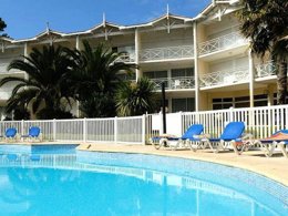 Camping Pas Cher vous présente avec son site Officiel campingpascher.fr, la Résidence Madame Vacances - Les Palmiers Du Golf, située sur la commune de Moliets Et Maa dans le département Landes (Aquitaine) en France. La résidence Madame Vacances - Les Palmiers Du Golf, vous présente un hébergement de type appartement de 65 m² pour 8 personnes avec climatisation et télévision. La résidence Madame Vacances - Les Palmiers Du Golf vous proposeun séjour PAS CHER avec une REMISEdu vendredi 05 juin au vendredi 12 juin 2026 avec une PROMO de DERNIÈRE MINUTE, en promotion à -40% pour 7 nuits à 699,68 € au lieu de 1166,14 € soit une Économie de 466,46 €. Cette location propose 93 dates différentes pour réserver votre séjour. Découvrez également les 3 autres gammes d'hébergements de la résidence. LacMerÉtang, Piscine extérieure, Canoë-kayak, Court de tennis, Cyclisme, Golf, Paddle, Randonnée, Surf, Bar, Boulangerie, Supermarché, Épicerie,... En savoir plus : cliquez-ICI.