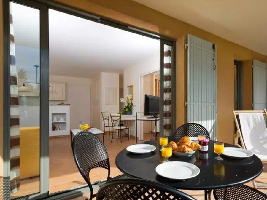 Camping Pas Cher vous présente avec son site Officiel campingpascher.fr, la Résidence Domaine De Provence Country Club classé 4 étoiles, située sur la commune de Saumane dans le département Vaucluse (Provence Alpes Côte D'azur) en France. La résidence Domaine De Provence Country Club, vous présente un hébergement de type appartement de 38 m² et télévision. La résidence Domaine De Provence Country Club vous proposeun séjour PAS CHER avec une REMISEdu sam. 19 décembre au sam. 26 décembre 2026, en promotion à -35% pour 7 nuits à 421,85 € au lieu de 649,0 € soit une Économie de 227,15 €. Cette location propose 181 dates différentes pour réserver votre séjour. Découvrez également les 5 autres gammes d'hébergements de la résidence. Piscine extérieure, Canoë-kayak, Centre équestre, Court de tennis, Cyclisme, Golf, Salle de fitness, Terrain de badminton, Bar, Dépôt de pain, Supermarché,... En savoir plus : cliquez-ICI.