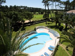 Camping Pas Cher vous présente avec son site Officiel campingpascher.fr, la Résidence Du Golf classé 3 étoiles, située sur la commune de Moliets Et Maa dans le département Landes (Aquitaine) en France. La résidence Du Golf, vous présente un hébergement de type maison de 74 m² et télévision. La résidence Du Golf vous proposeun séjour PAS CHER avec une REMISEdu dimanche 19 avril au dimanche 26 avril 2026, en promotion à -30% pour 7 nuits à 517,30 € au lieu de 739,0 € soit une Économie de 221,70 €. Cette location propose 131 dates différentes pour réserver votre séjour. Découvrez également les 4 autres gammes d'hébergements de la résidence. LacMerÉtang, Piscine extérieure, Baby-foot, Canoë-kayak, Centre équestre, Court de tennis, Cyclisme, Golf, Paddle, Randonnée, Surf, Boulangerie, Supermarché,... En savoir plus : cliquez-ICI.